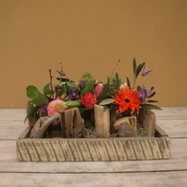 Houtenpot met bloemen